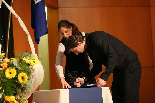 Diplomant podpisuje prejem diplome.JPG